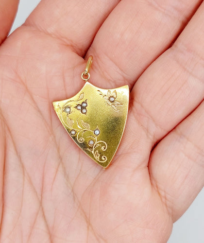 Pendentif Pendentif antique jaune blason, fleurs et papillon orné de perles (circa 1900) 58 Facettes A06306