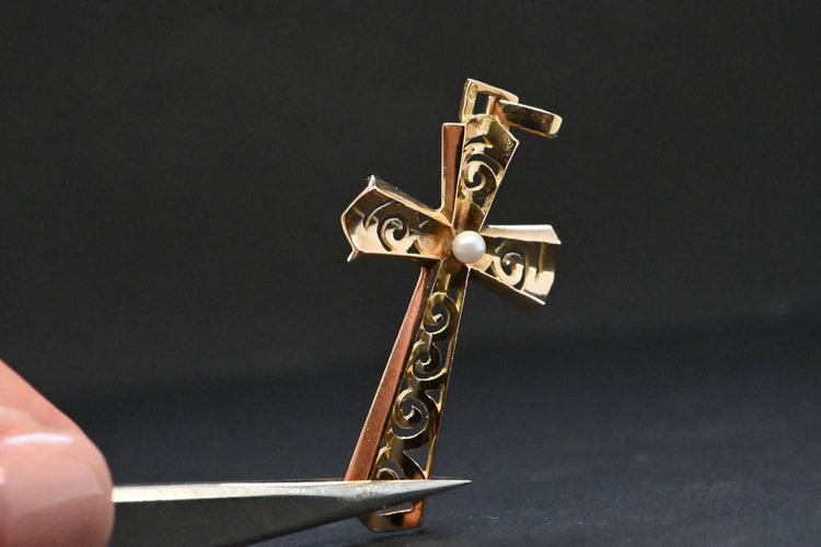 Pendentif Croix Ajourée en Or Embellie d'une Perle 58 Facettes