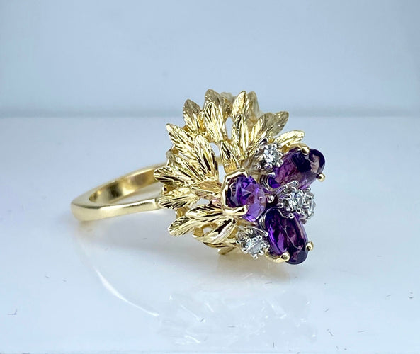 Boucles d'oreilles 50 Bague et boucles d’oreilles en or 18 carats, améthystes et diamants 58 Facettes AB506