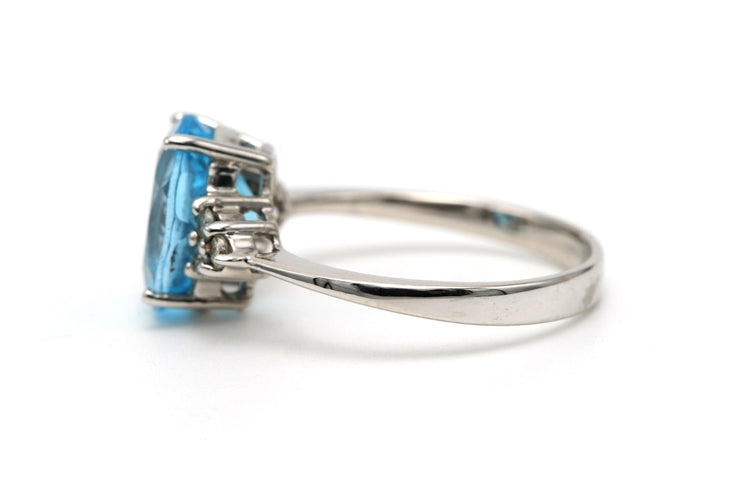 Bague 50 Bague contemporaine sertie d'une topaze et de diamants en or blanc 14 carats 58 Facettes 23124