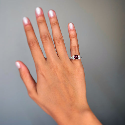 Bague 46 Bague en or blanc, rubis & diamants 58 Facettes 250240R