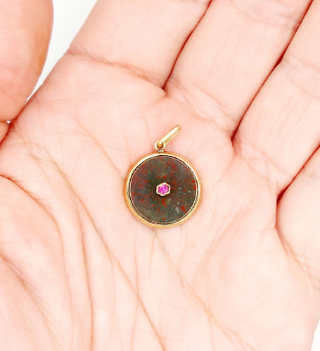 Pendentif Pendentif or jaune, plaque de verre ornée d'un rubis (circa 1900) 58 Facettes A06166