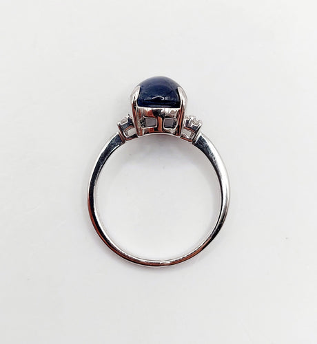 Bague 52 Bague vintage or blanc, cabochon de saphir naturel 3,65 carats, diamants 58 Facettes A05889