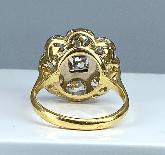 Bague Importante bague marguerite en or 18 carats et diamants 58 Facettes AB338