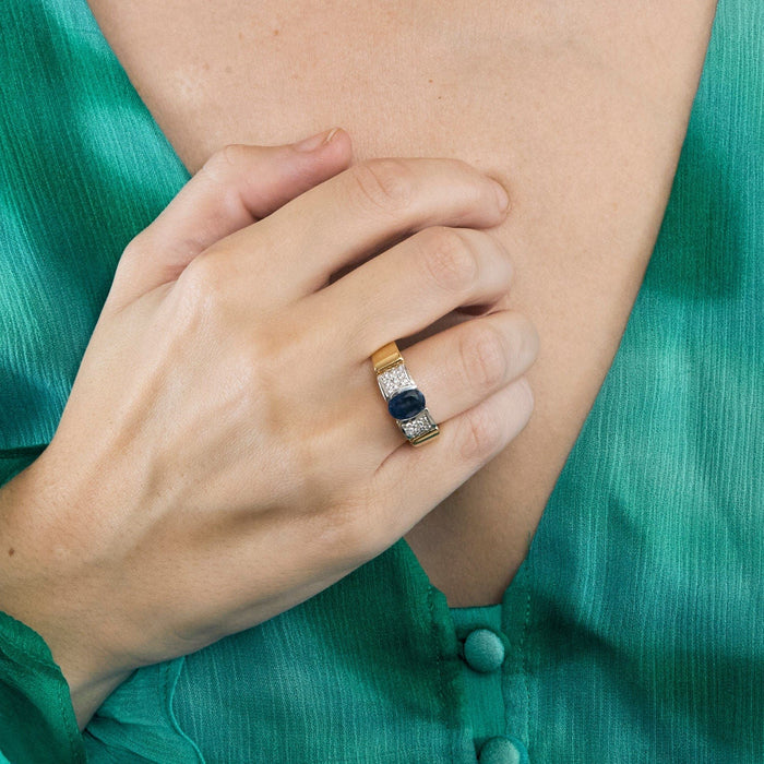 Bague 57 Bague jonc or jaune et gris, centrée d'un saphir 58 Facettes