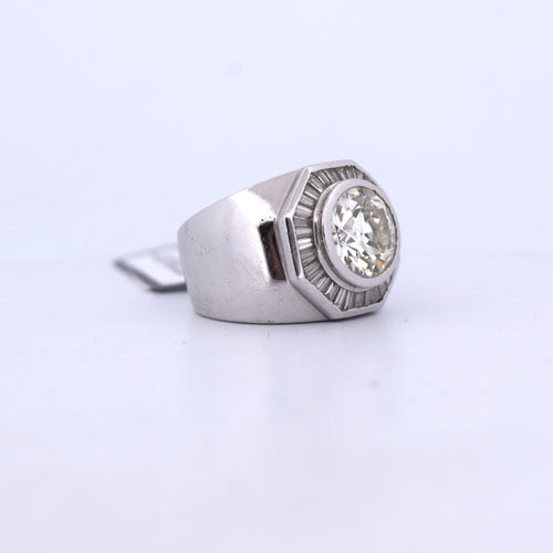 Bague 44 Bague vintage en or blanc 18 carats avec diamant central et diamants 58 Facettes