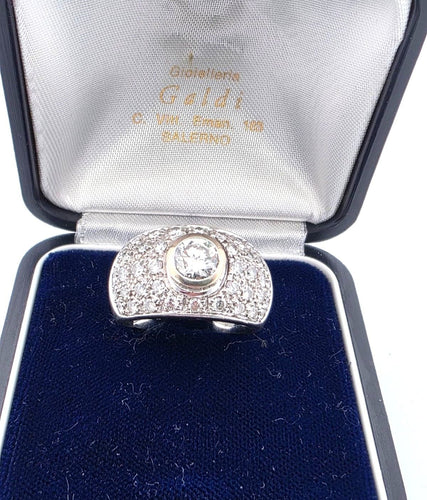 Bague 54 Bague en or blanc massif avec diamant central et pavé de diamants. 58 Facettes