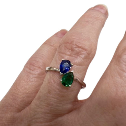 52 Bague en or au design moderne avec saphir et émeraude 58 Facettes Q261B