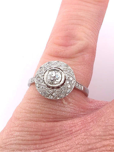 Bague 58 Bague en platine avec diamant central et diamants environnants 58 Facettes