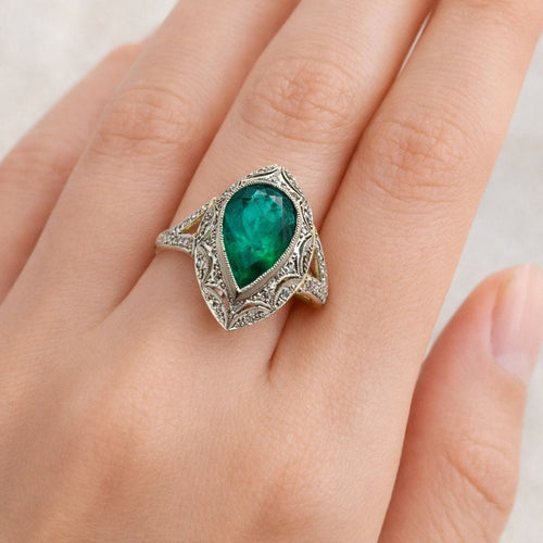 Bague Bague en or blanc et platine, émeraude naturelle en forme de poire sertie de diamants. 58 Facettes 50160