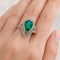 Bague Bague en or blanc et platine, émeraude naturelle en forme de poire sertie de diamants. 58 Facettes 50160