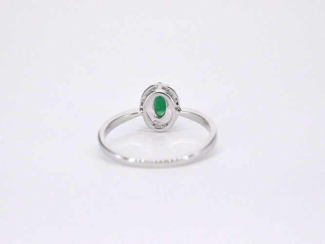 Bague 54 Bague entourage en or blanc avec diamants et émeraude 58 Facettes 2012