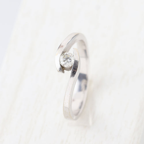 18-carat white gold ring Solitaire with a 0.16-carat diamond. 