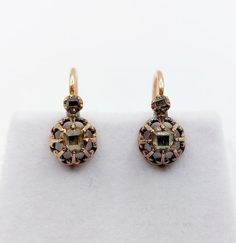 Boucles d'oreilles Dormeuses victorienne or jaune et diamants sur paillon et sertis fleurs de lys 58 Facettes A05651