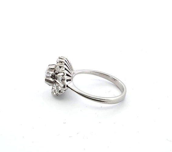 Bague 53 Bague en or blanc avec diamant central et diamants environnants 58 Facettes