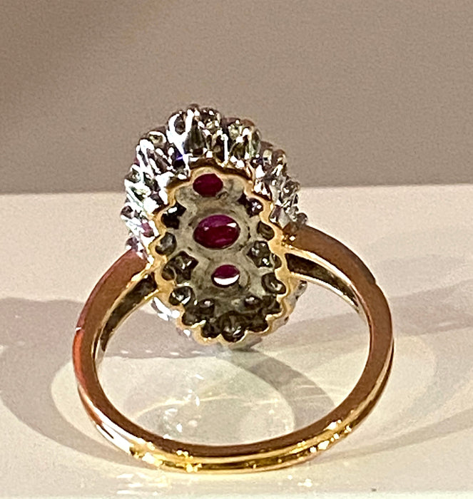 Anello Marchesa in oro, diamanti e rubini.