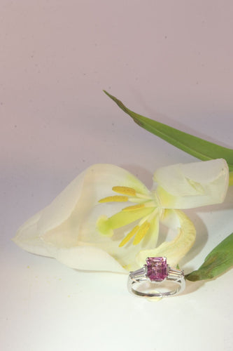 Bague 56 Teintes roses et platine : la beauté classique d'une bague de fiançailles vintage 58 Facettes 21162-0447