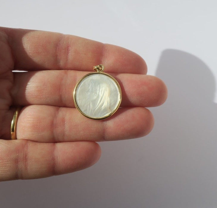 Medalla vintage BECKER Virgen oro nácar