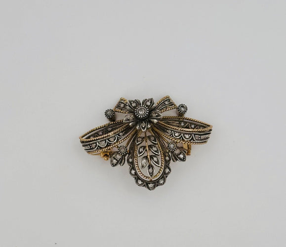 Broche Broche au design vintage, or jaune, argent et diamants. 58 Facettes 50143