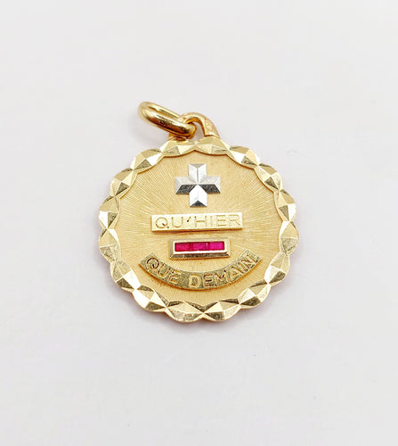 Pendentif AUGIS - Pendentif médaille d'amour or et rubis - "Plus qu'hier moins que demain" 58 Facettes A05409