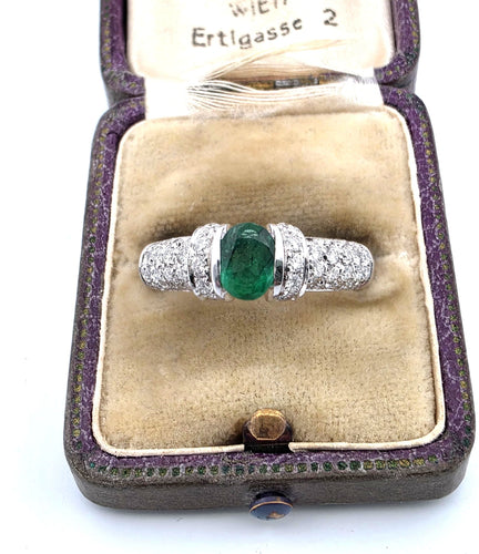 Bague 57 Bague en or blanc avec émeraude et diamants 58 Facettes