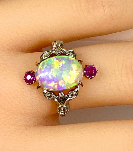 Bague 53 Bague en or jaune, opale, diamants et rubis. Vers 1900. 58 Facettes AB639