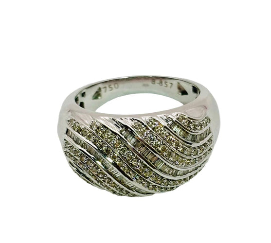 Bague 59 Bague en or blanc au design ondulé et pavé de diamants et de baguettes 58 Facettes 50299