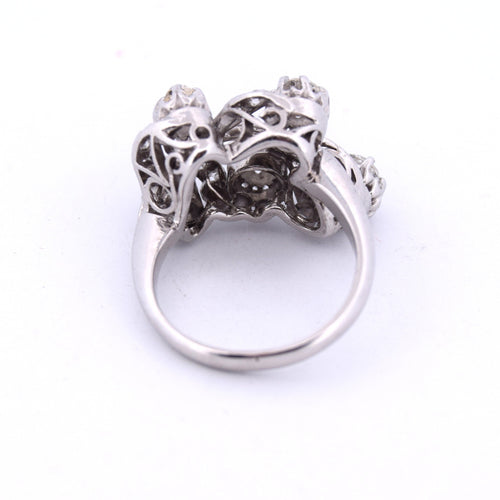 Bague 53 Bague en or blanc avec diamants des années 1940 58 Facettes