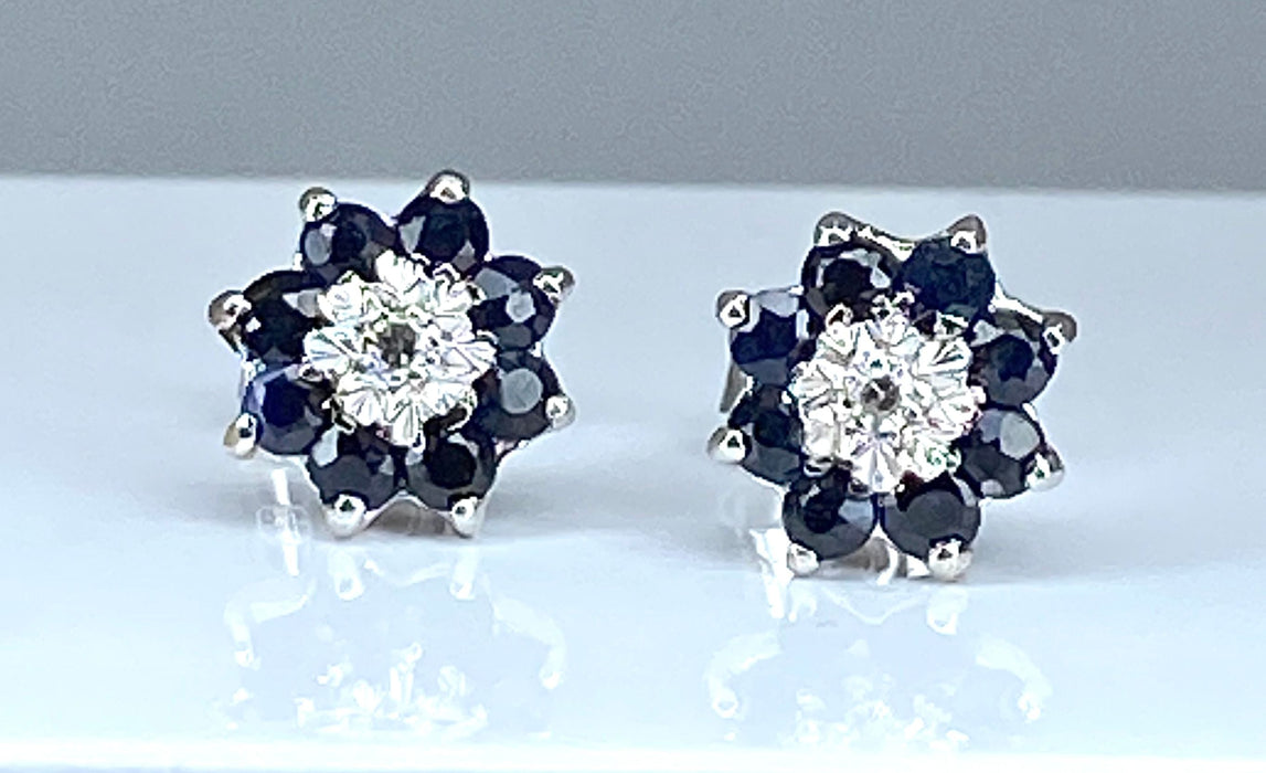 Pendientes de oro blanco con zafiros y diamantes.