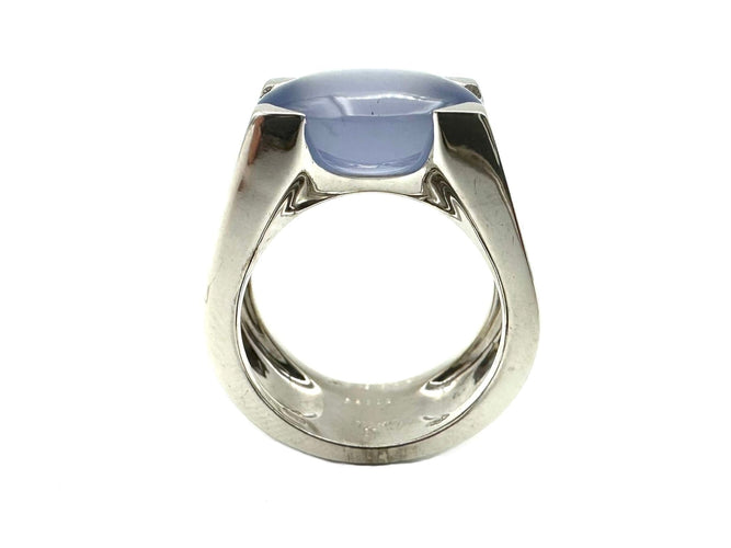 Bague 55 CARTIER. Collection "Tankissimo", bague or blanc et calécdoine 58 Facettes