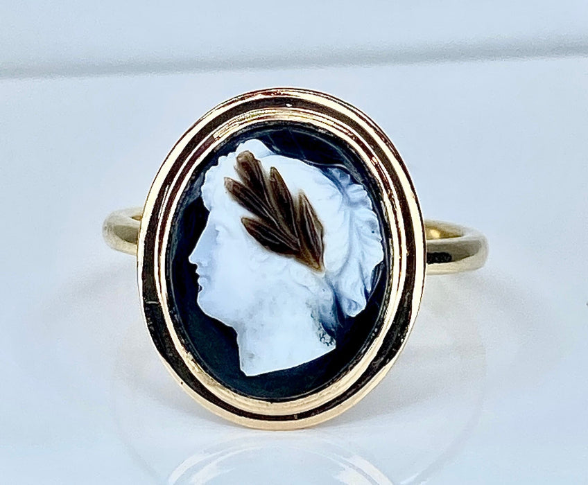 Bague 54 Bague or jaune ornée d’un camée en onyx, vers 1880 58 Facettes AB446