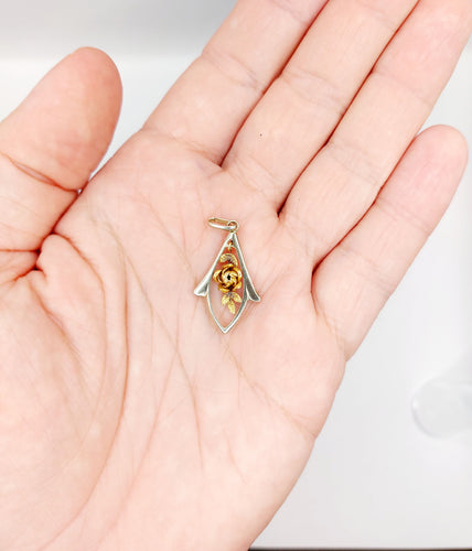 Pendentif Pendentif Art Déco or blanc et jaune, décoré d'une rose (circa 1920) 58 Facettes A06041