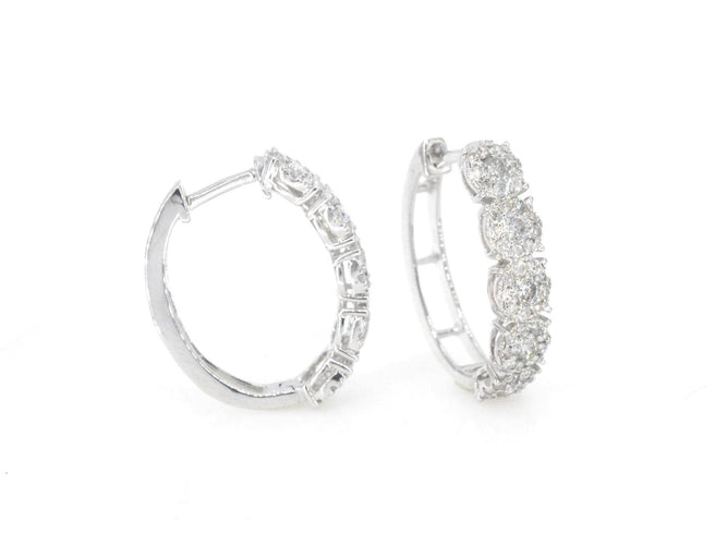 Boucles d'oreilles Boucles d'oreilles créoles en or blanc avec cinq chatons et diamants 58 Facettes 2111