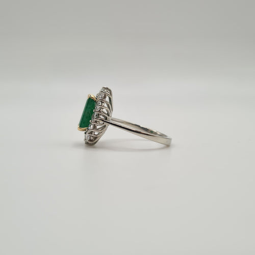 Bague 53.5 Bague or blanc, émeraude et diamants 58 Facettes