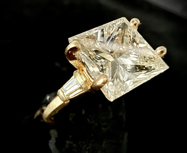 Prsten Solitér ze žlutého zlata, princess brus diamant o hmotnosti 5,20 karátu 