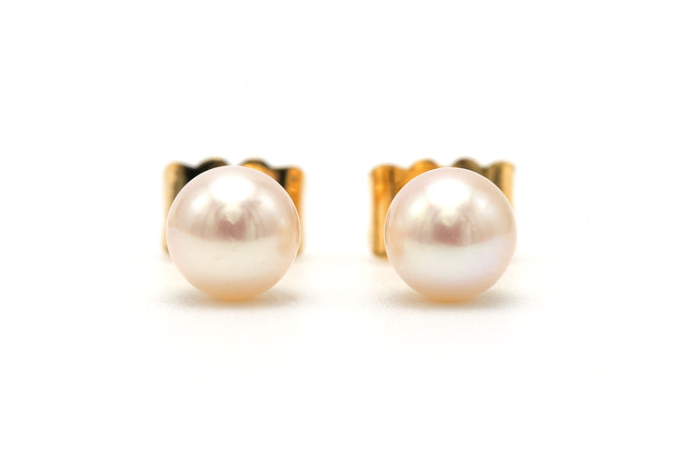 Moderne øreringe indfattet med perler i 18 karat gult guld 