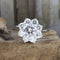 Bague Bague rosette avec diamant central et halo de diamants en or blanc 18 carats 58 Facettes 136043