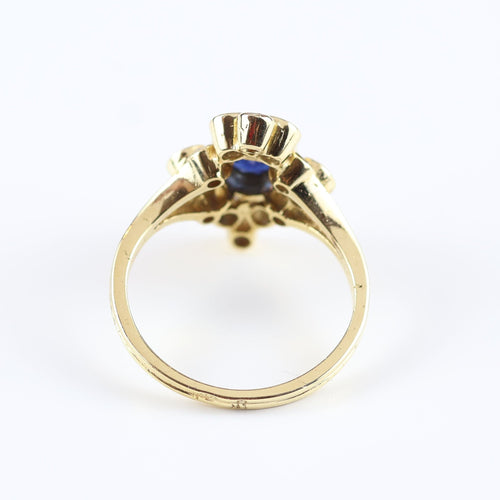 Anillo vintage en oro amarillo de 18 quilates engastado con un zafiro y diamantes 