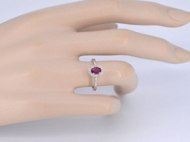 Bague 54 Bague entourage en or blanc avec diamants et rubis 58 Facettes 2011