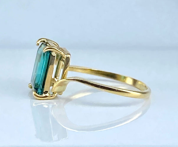 Ring i gult guld og grøn turmalin