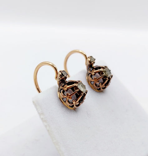 Boucles d'oreilles Dormeuses victorienne or jaune et diamants sur paillon et sertis fleurs de lys 58 Facettes A05651