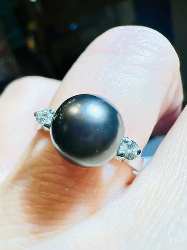 Hvidguldsring, grå kulturperle omgivet af 2 diamanter