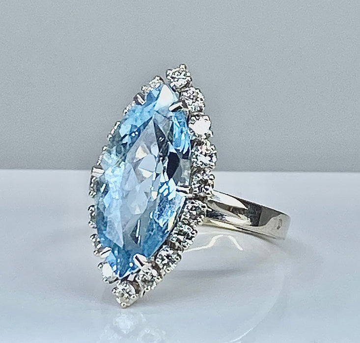 White gold, aquamarine and 18 diamond ring