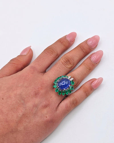 Коктейлен пръстен с кабошон танзанит, изумруди и диаманти от 18-каратово бяло злато 
