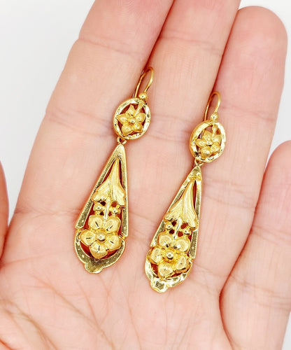 Boucles d'oreilles Dormeuses antique XXL or jaune fleurs finement ciselés (circa 1900) 58 Facettes A05468