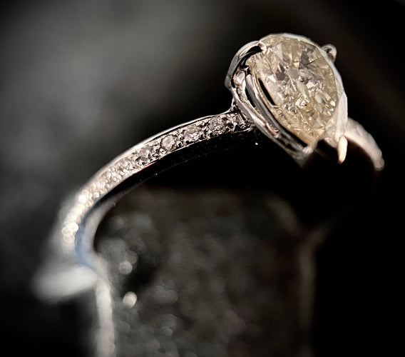 Bague 57 Bague alliance sertie d'un diamant taillé poire de 0,75 carat 58 Facettes