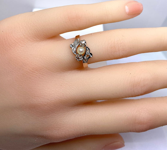 50 Bague en or, diamants et perle 58 Facettes AB568