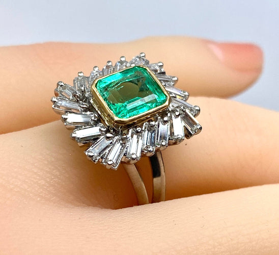 Bague 51 Bague en or jaune et platine, émeraude et diamants baguettes 58 Facettes AB619