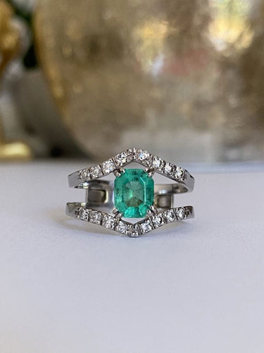 Bague 58.5 Bague en or blanc 18K sertie d’une émeraude et diamants 58 Facettes