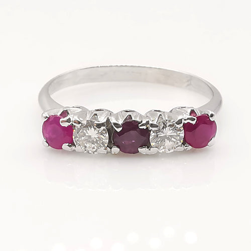 Bague 54 Bague en or 18 carats, rubis et diamants 58 Facettes